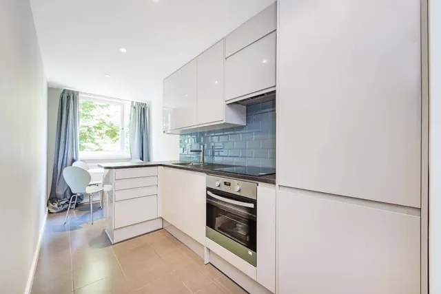 Photo 2 — 24 Burlington Close, London