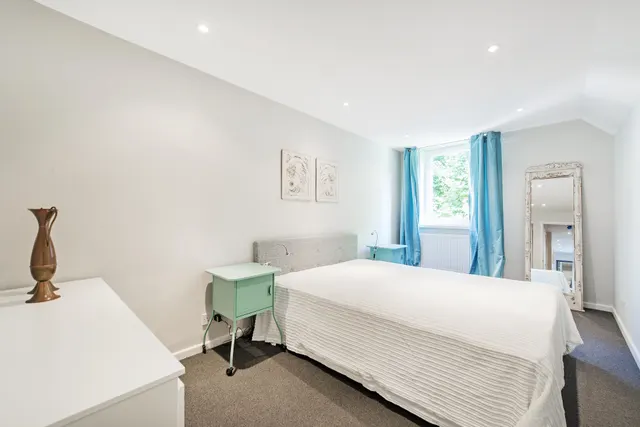 Photo 3 — 24 Burlington Close, London