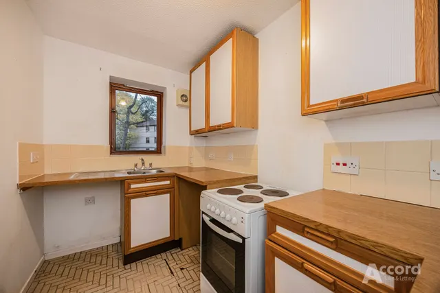 Photo 3 — Rushdon Close, Romford, RM1