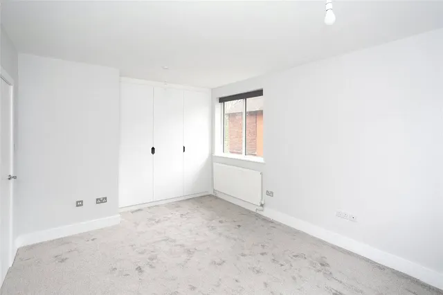Photo 3 — Flat 4, 28 The Avenue, Watford
