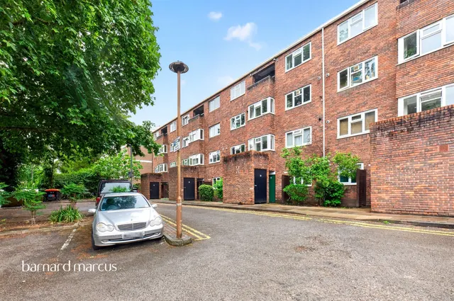 Carlton Drive, London, photo 1