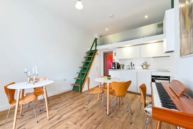 Photo 2 — Flat 3, 28a Elizabeth Avenue, London