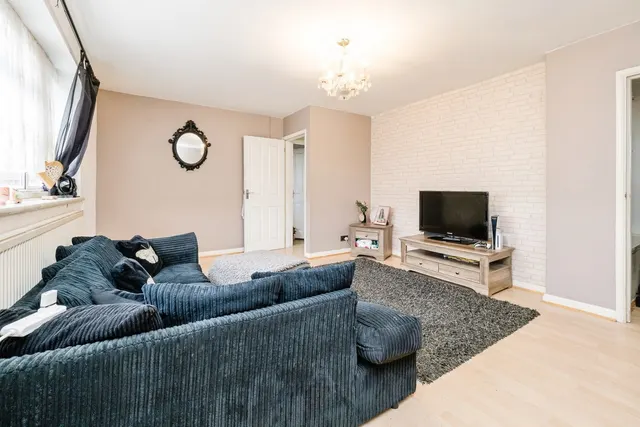 Photo 2 — Stirling Close, Rainham, RM13