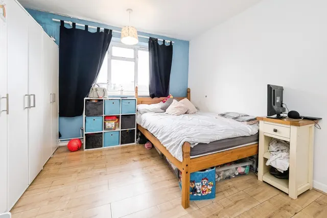 Photo 3 — Stirling Close, Rainham, RM13