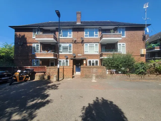 Photo 3 — Wren Close, London, E16