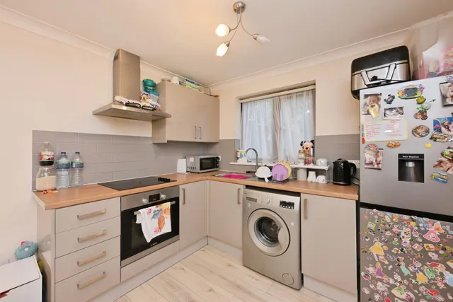Photo 2 — Chilworth Gate, Broxbourne