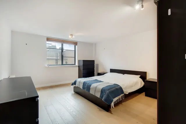 Photo 3 — Flat 13, 1-6 Batemans Row, London