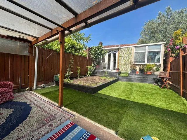 Photo 2 — Deansbrook Road, Edgware, HA8, Edgware
