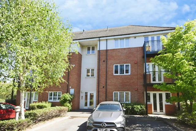 2 bedroom flat — Thomas Drive, Romford