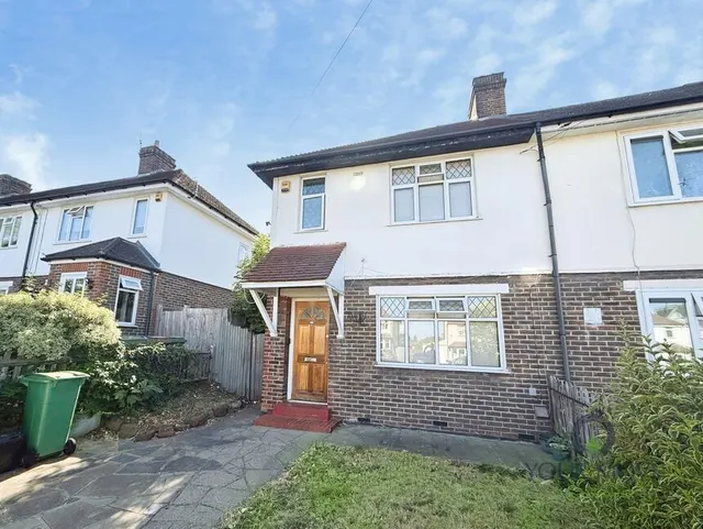 3 bedroom house — Windborough Road, Carshalton, Surrey, SM5