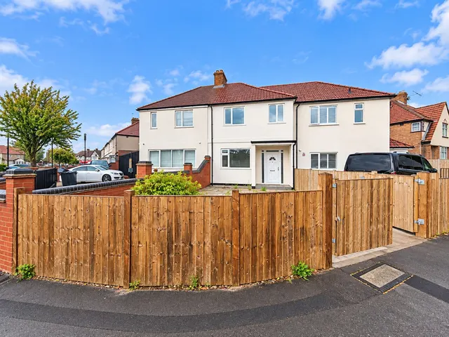 Burns Avenue, Southall, UB1, photo 1