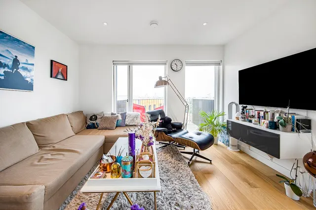 Photo 3 — London, E16 1YU