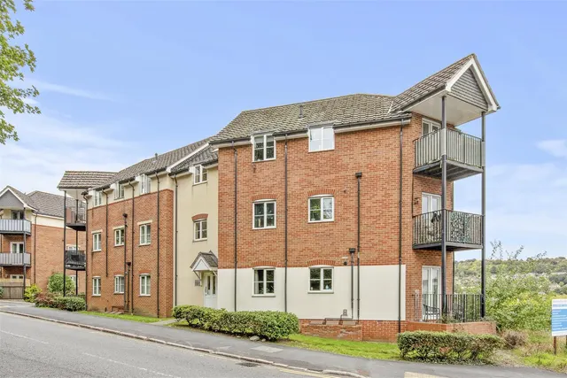Dashwood Avenue, High Wycombe, HP12, photo 1
