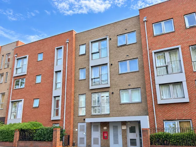 High Road, Leyton, E10, photo 1