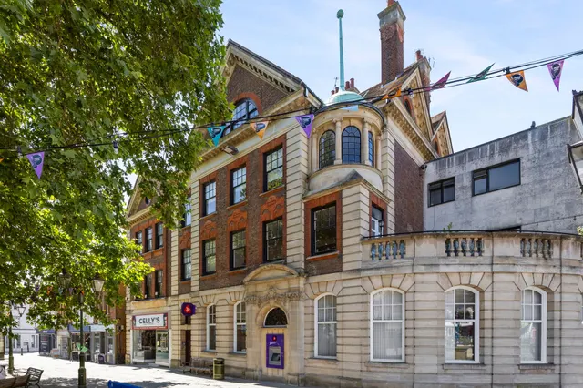 Carfax, Horsham, RH12, photo 1
