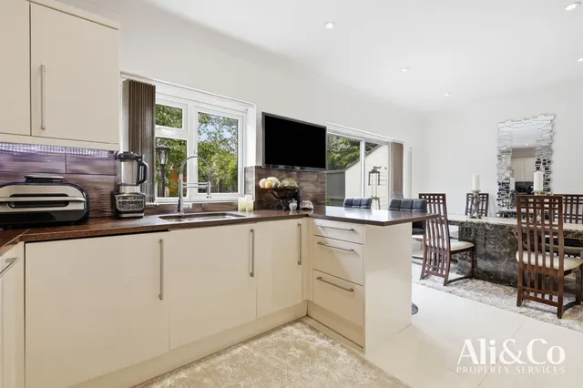 Lodge Lane, Grays, Essex, RM16 2TP, photo 1
