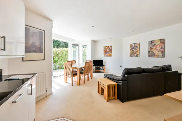 Photo 3 — Flat 4, Stansfield Court, 43 Newark Lane, Woking