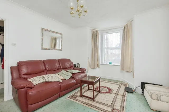 St. James's Avenue, Gravesend, DA11, photo 2