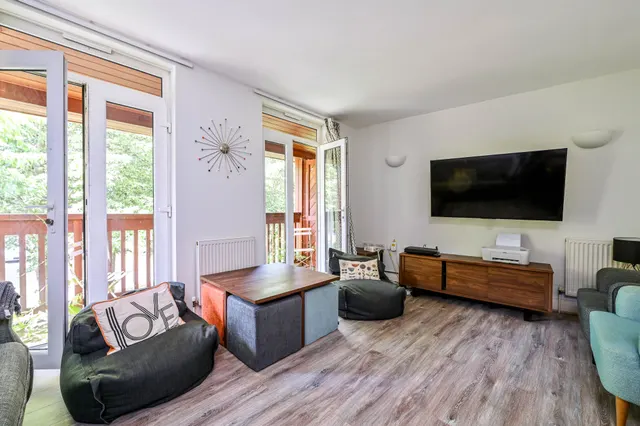 Photo 2 — 10 Henderson Avenue, Queen Elizabeth Park, Guildford