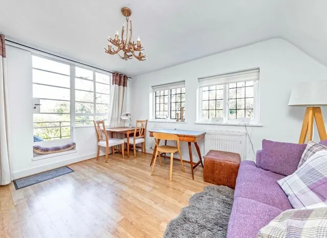 Photo 2 — Wildwood Road, Golders Green, NW11