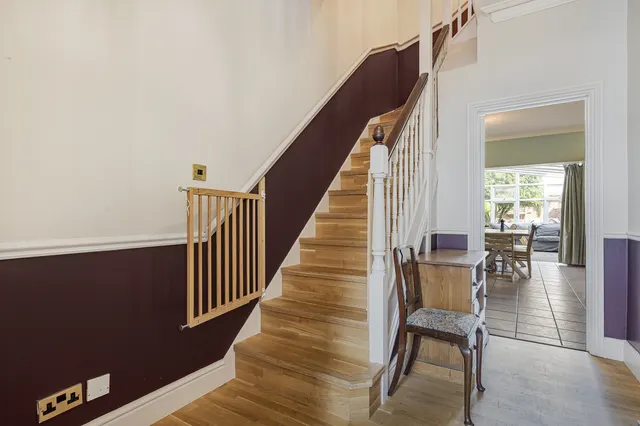 Plater Drive, Walton Manor, photo 2