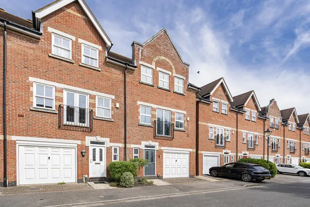 Plater Drive, Walton Manor, photo 1