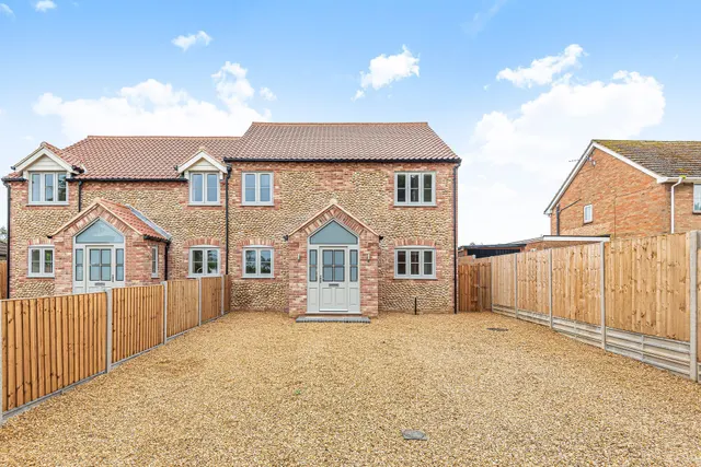 Beautifully Presented Brick and Flint, photo 1