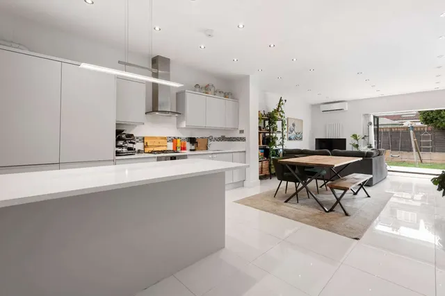 Morden Road, Wimbledon, London, SW19 3BY, photo 1