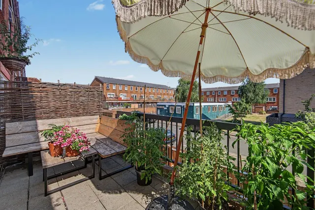 Photo 2 — Hayling Close, London, N16