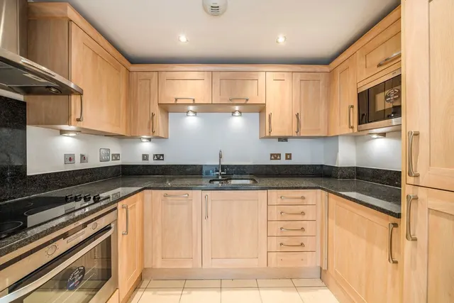 Sheerwater Road, Addlestone, KT15, photo 3