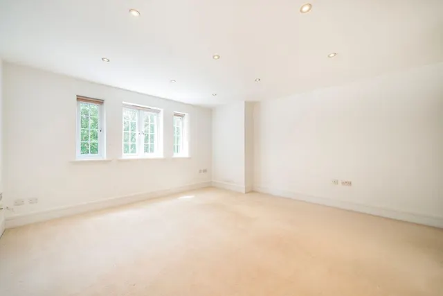 Sheerwater Road, Addlestone, KT15, photo 2