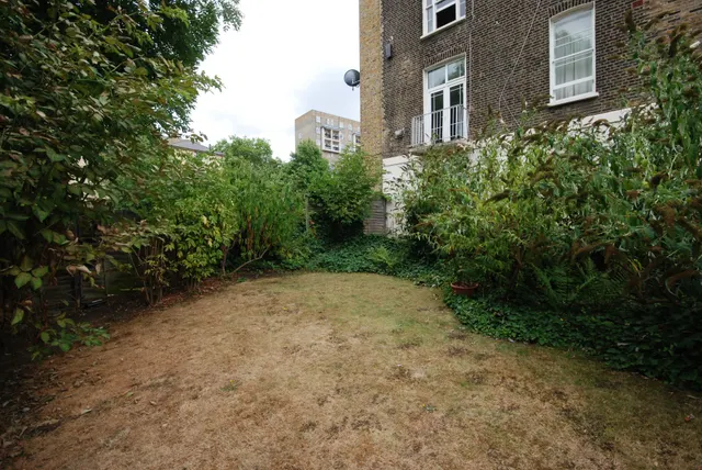 Photo 3 — 4 Hilltop Court, 14-16 Alexandra Road, London