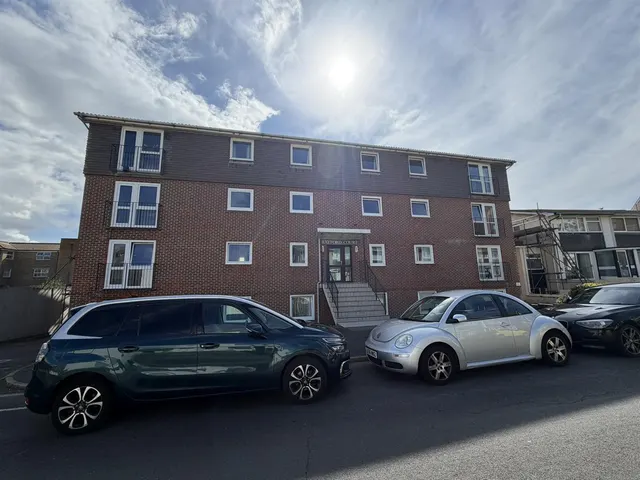 2 bedroom flat, St. Johns Road, Seaford