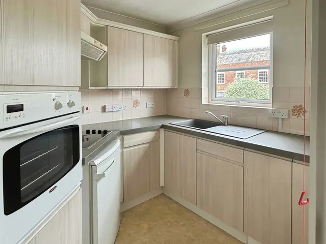 Archers Court, Salisbury, SP1, photo 3