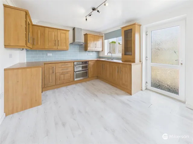Glendale Crescent, Mount Hawke, TR4, photo 3