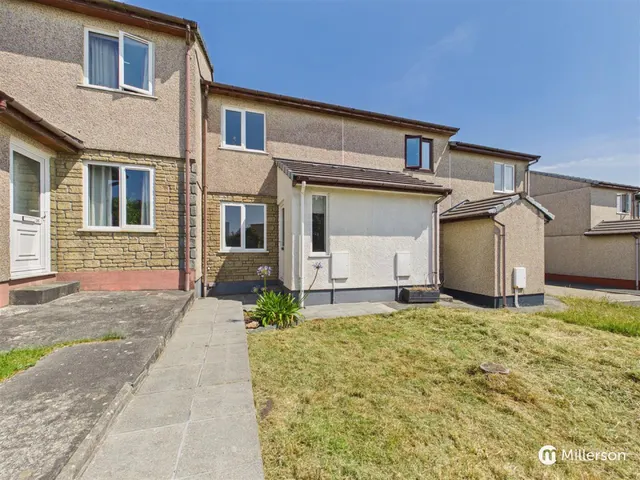 Glendale Crescent, Mount Hawke, TR4, photo 1
