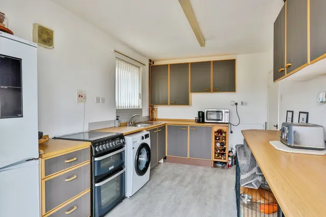 West Mill Crescent, Wareham, BH20, photo 3