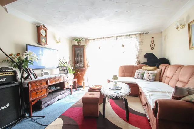 Photo 3 — Burnham Crescent, Dartford