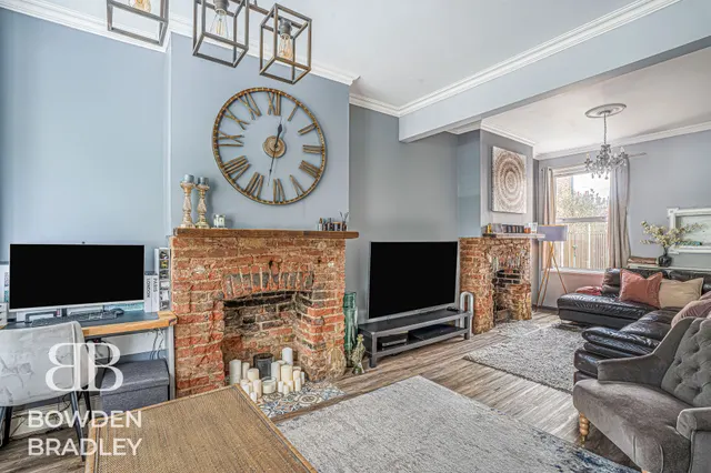 Photo 2 — Chigwell Road, Woodford Green, IG8