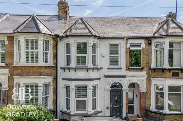 Chigwell Road, Woodford Green, IG8, photo 1