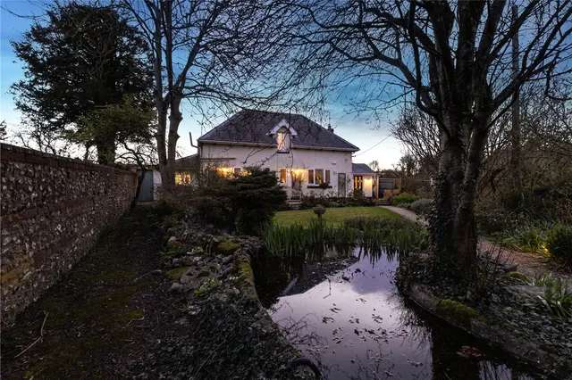 An Immaculate Village Residence in the Heart of the Tarrant Valley, photo 2