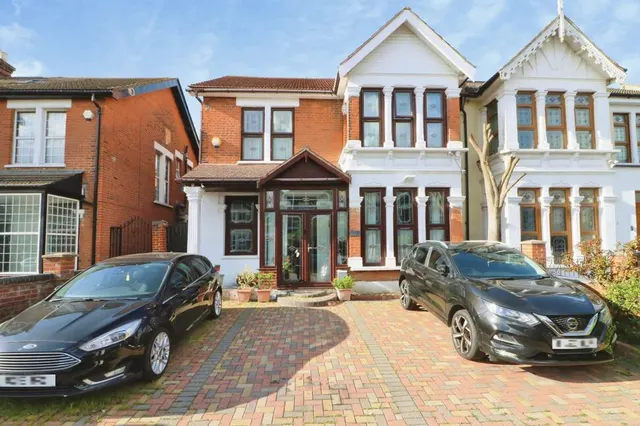 Redcliffe Gardens, Ilford, IG1, photo 1
