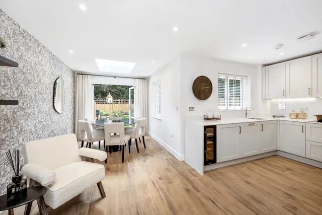 Brooklands Grove, Weybridge, KT13, photo 2