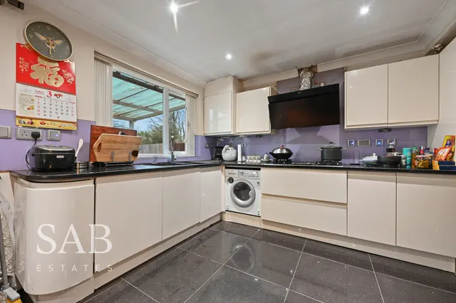 Chinnor Crescent, Greenford, UB6, photo 3