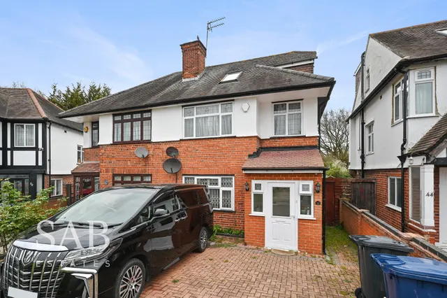 Chinnor Crescent, Greenford, UB6, photo 1