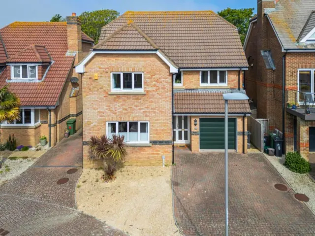 Swaffield Gardens, Weymouth, DT4, photo 1