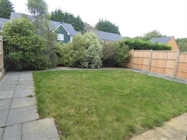 Photo 2 — Bedford Drive, Titchfield Common, Fareham