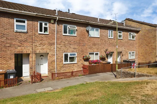 Tintagel Close, Andover, photo 1