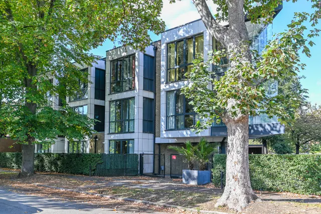 London, W4, photo 1