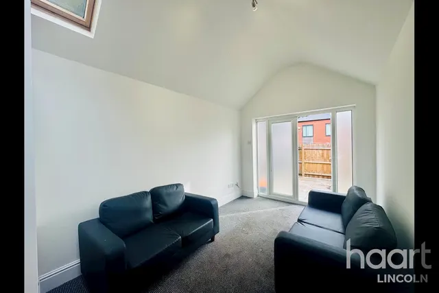 Newland Street West, LN1, photo 2